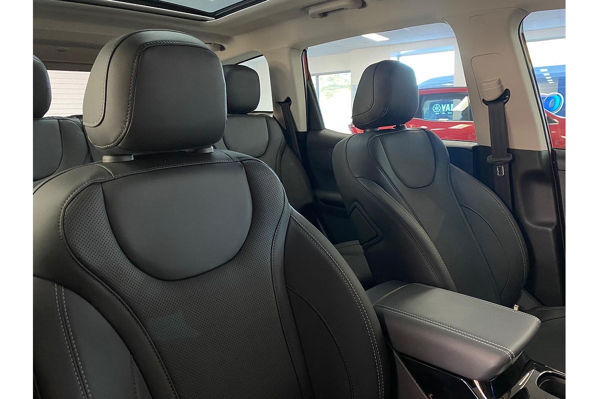 2025 Mahindra XUV700 AX7L