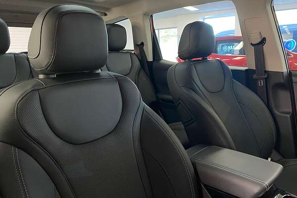 2025 Mahindra XUV700 AX7L