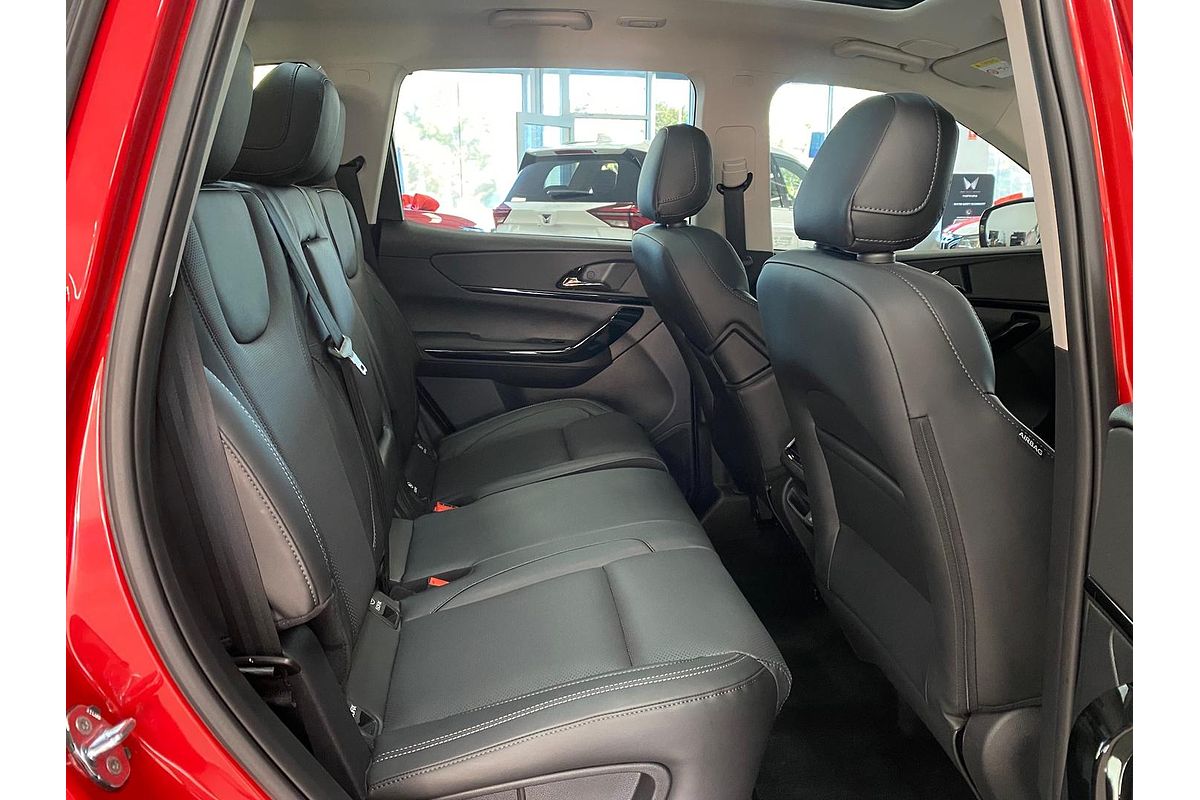 2025 Mahindra XUV700 AX7L