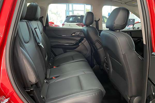 2025 Mahindra XUV700 AX7L