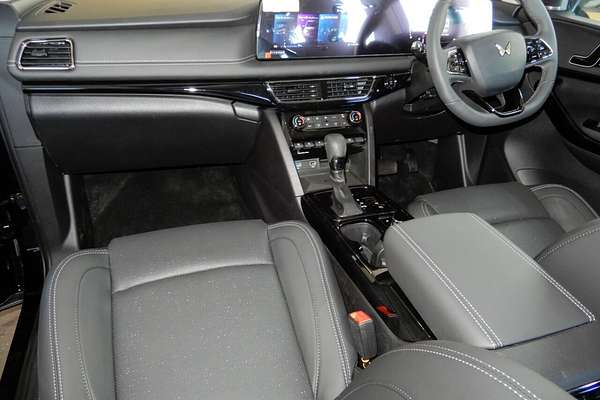 2025 Mahindra XUV700 AX7L MY25