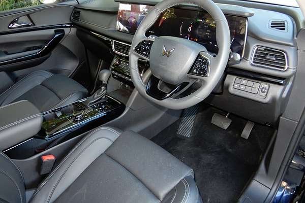 2025 Mahindra XUV700 AX7L MY25