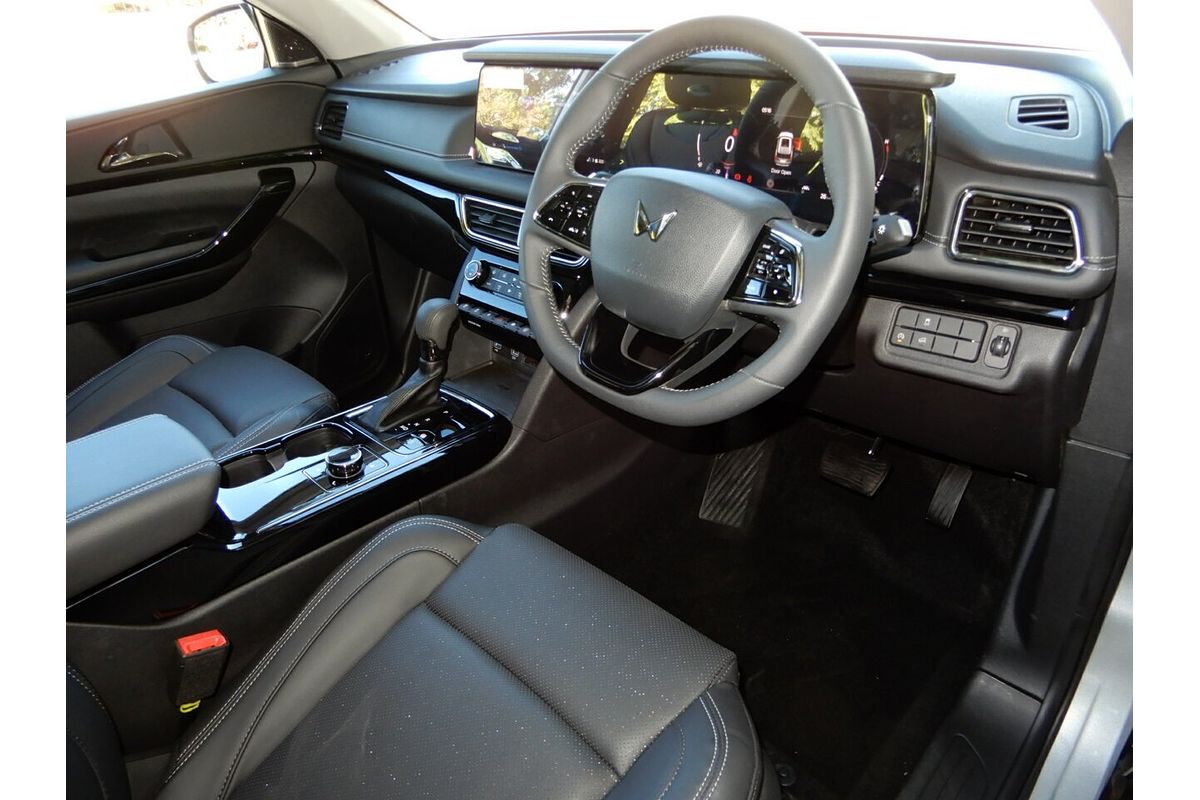 2025 Mahindra XUV700 AX7L MY25