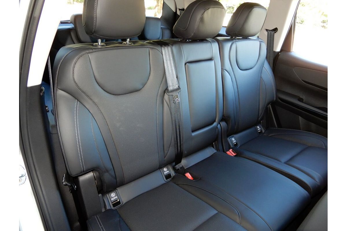 2025 Mahindra XUV700 AX7L MY25