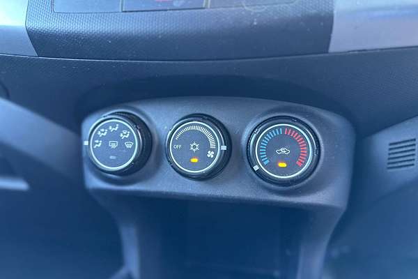 2011 Mitsubishi Outlander LS ZH