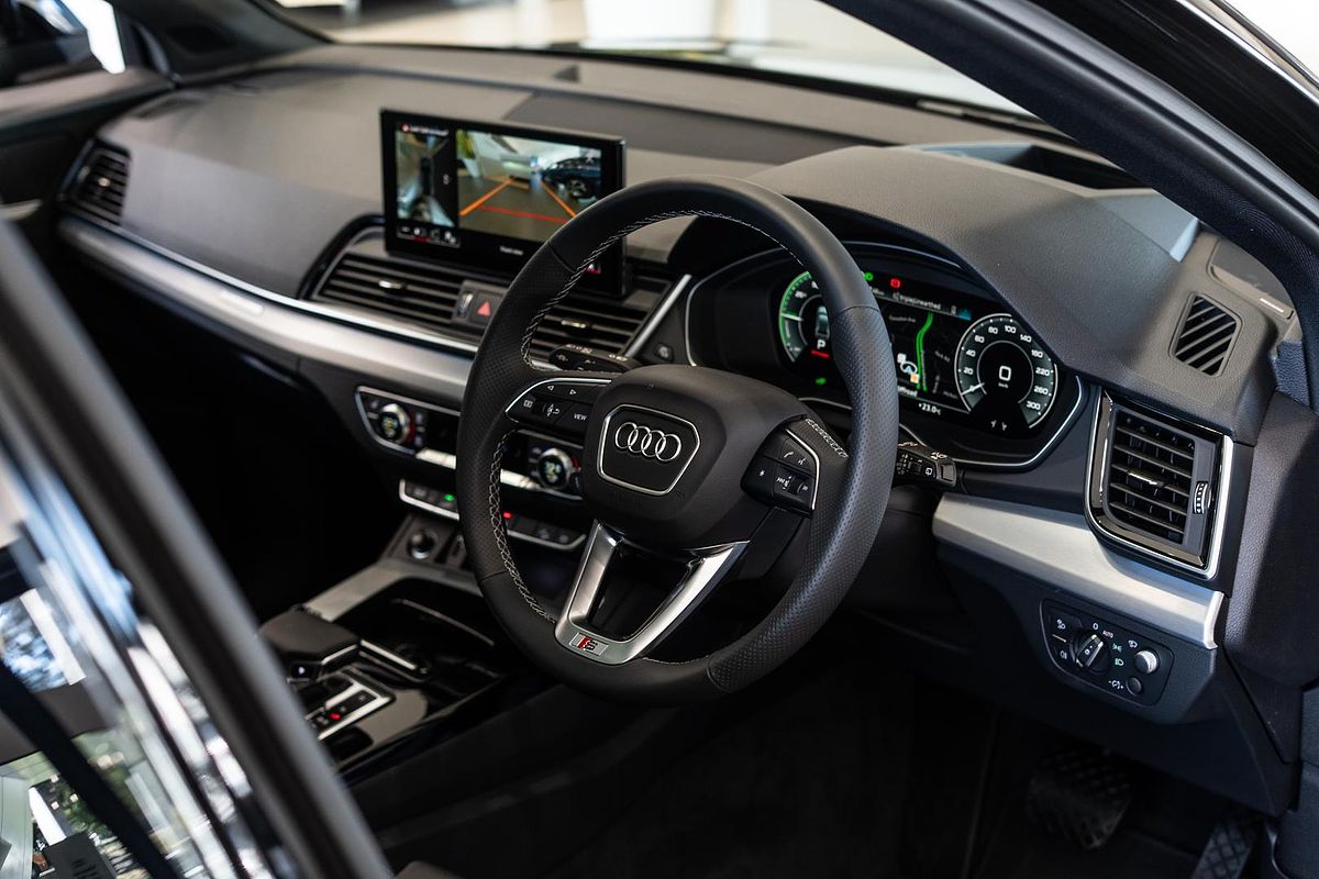 2024 Audi Q5 55 TFSI e S line FY
