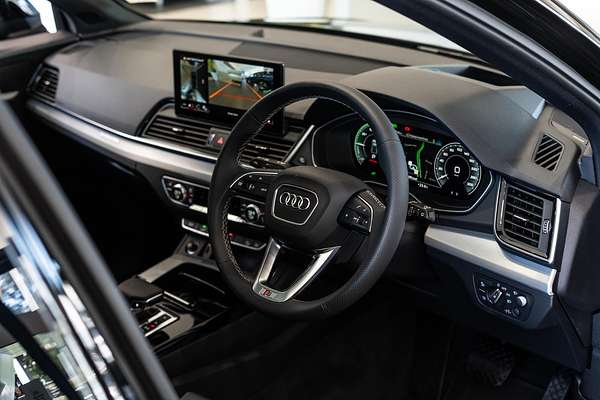 2024 Audi Q5 55 TFSI e S line FY