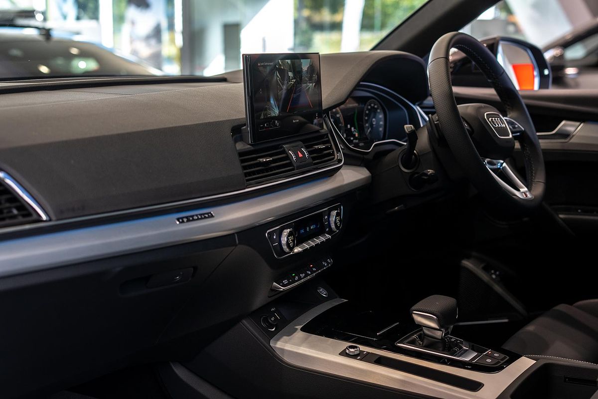 2024 Audi Q5 55 TFSI e S line FY