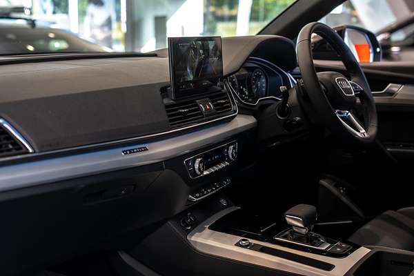2024 Audi Q5 55 TFSI e S line FY
