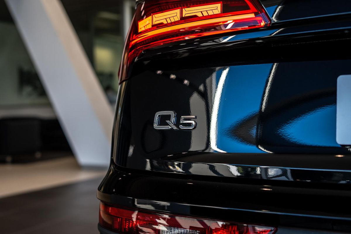 2024 Audi Q5 55 TFSI e S line FY