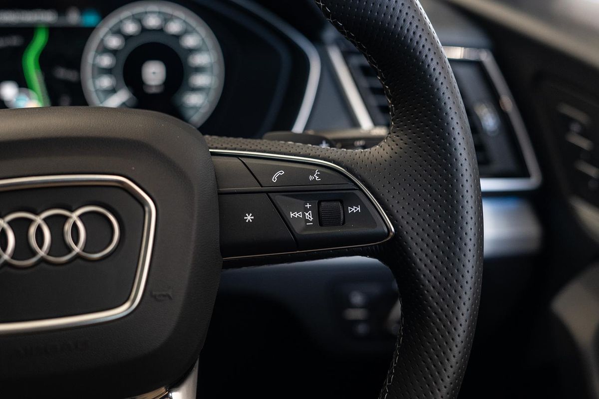 2024 Audi Q5 55 TFSI e S line FY