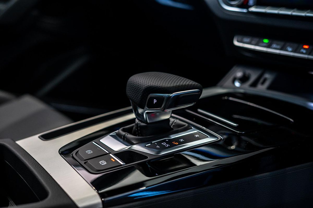 2024 Audi Q5 55 TFSI e S line FY