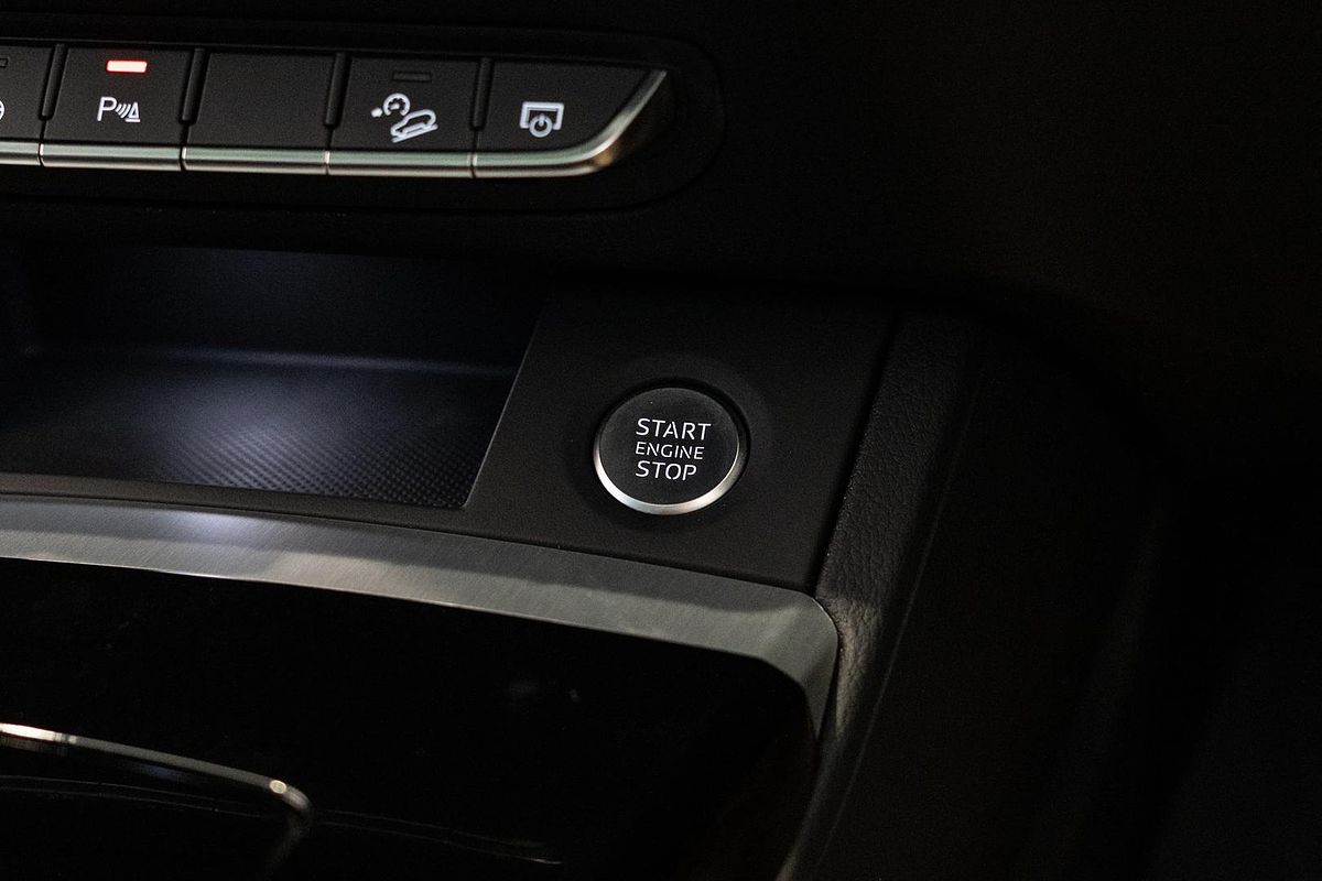 2024 Audi Q5 55 TFSI e S line FY