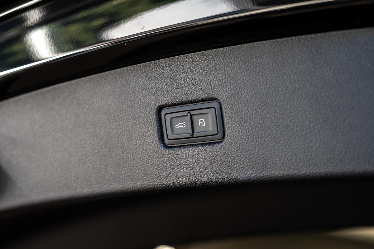 2024 Audi Q5 55 TFSI e S line FY