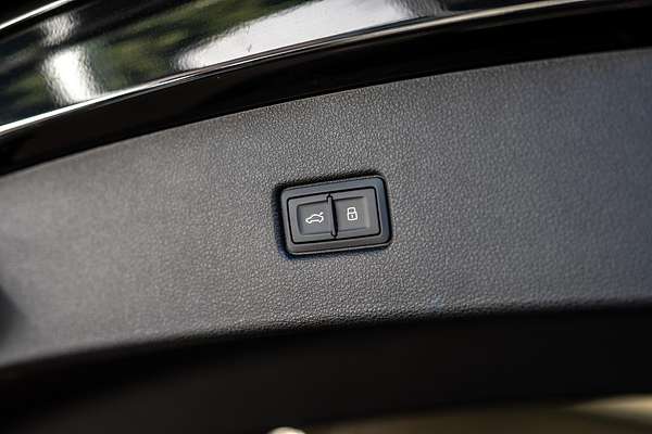2024 Audi Q5 55 TFSI e S line FY