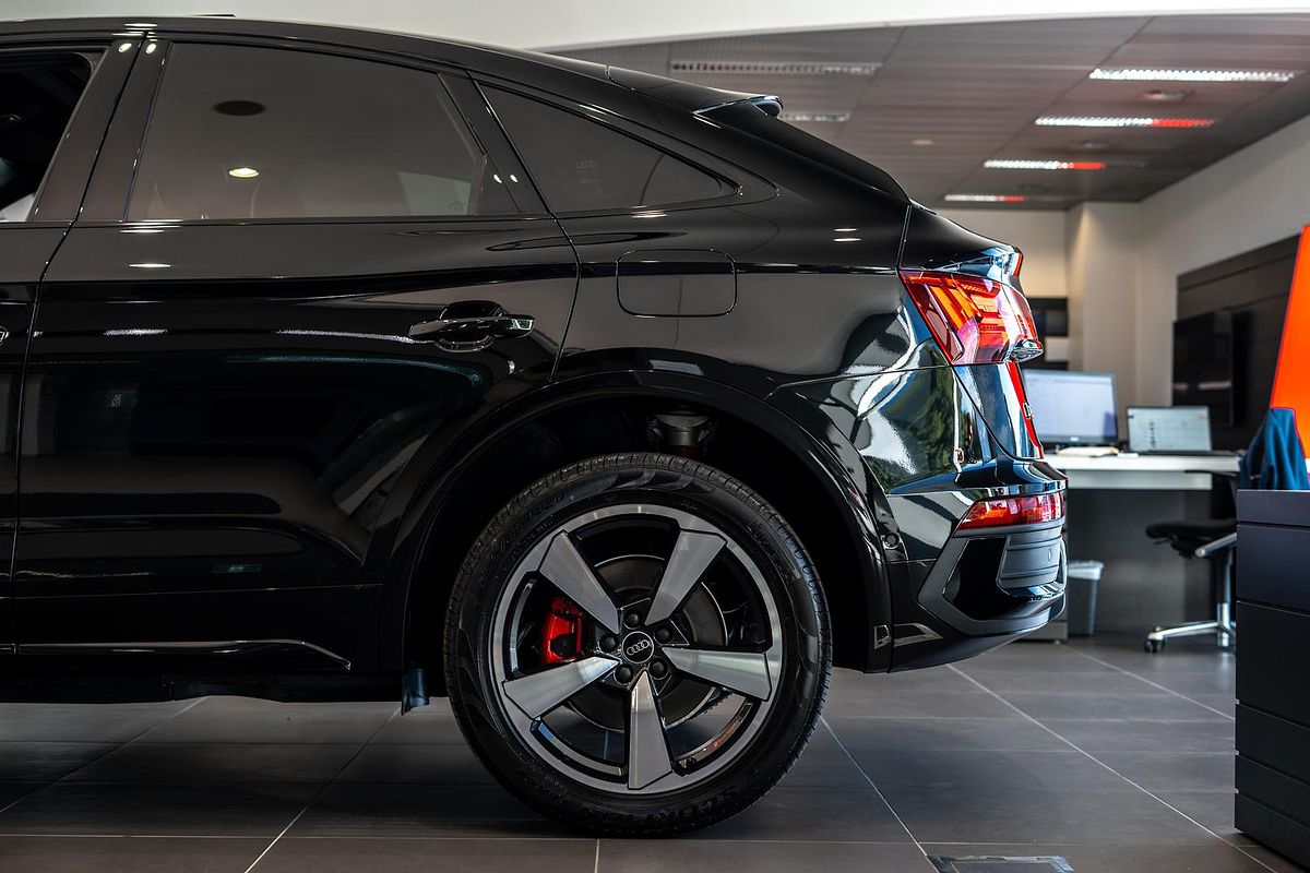 2024 Audi Q5 55 TFSI e S line FY