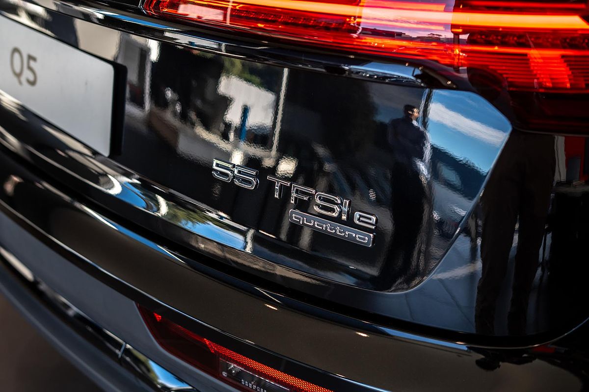 2024 Audi Q5 55 TFSI e S line FY