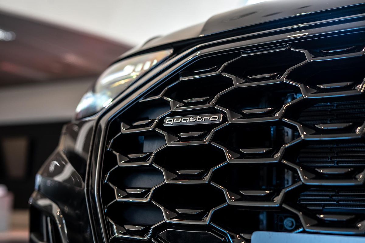 2024 Audi Q5 55 TFSI e S line FY