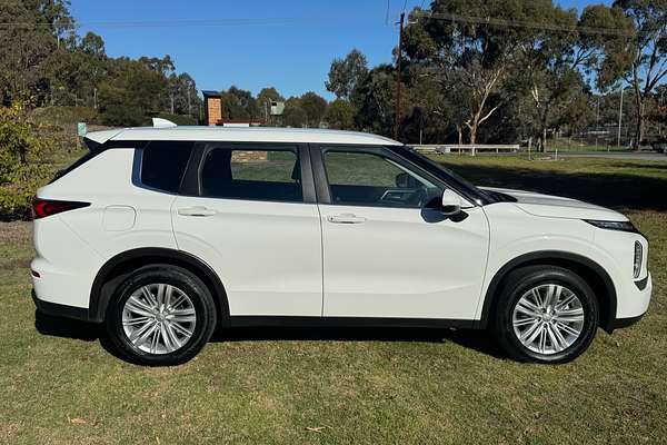 2024 Mitsubishi Outlander ES ZM