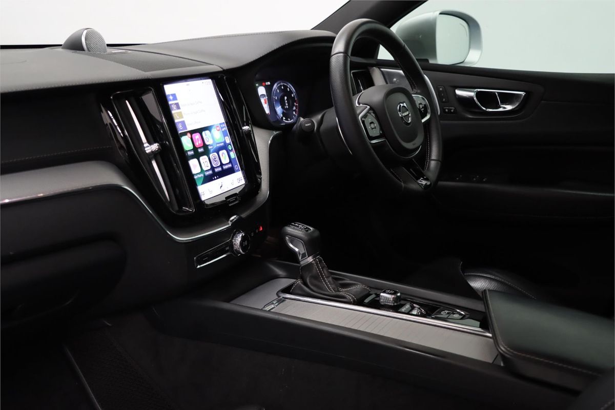2018 Volvo XC60 T6 R-Design UZ