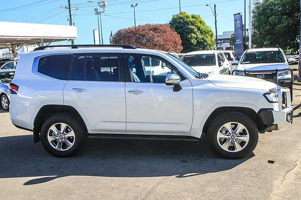 2024 Toyota Landcruiser Sahara FJA300R