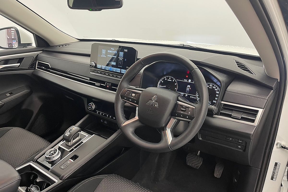 2024 Mitsubishi Outlander LS ZM