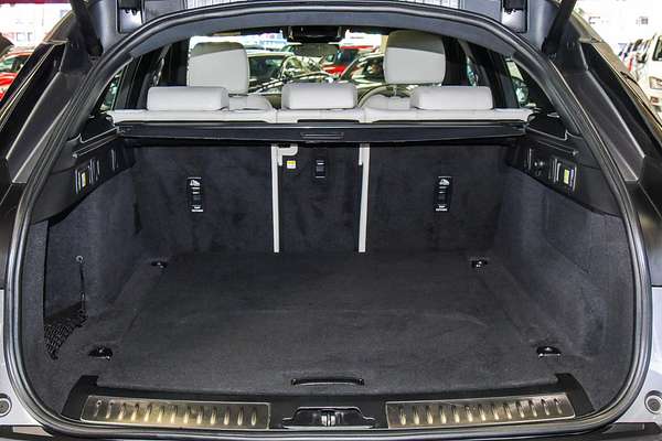 2022 Land Rover Range Rover Velar P250 R-Dynamic SE L560