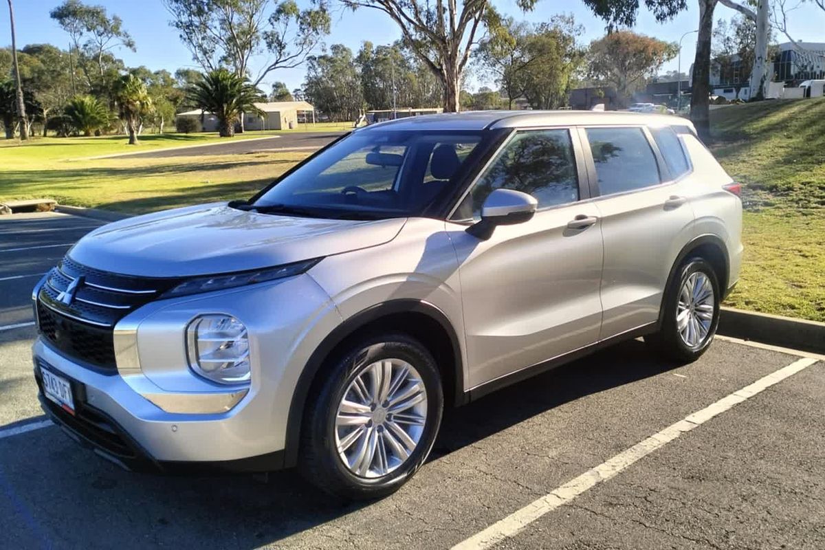 2022 Mitsubishi Outlander ES ZM