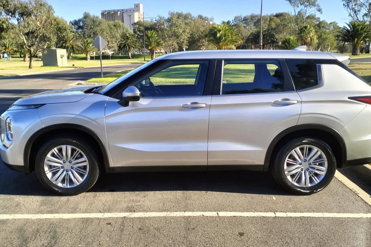 2022 Mitsubishi Outlander ES ZM