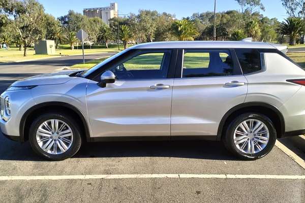 2022 Mitsubishi Outlander ES ZM
