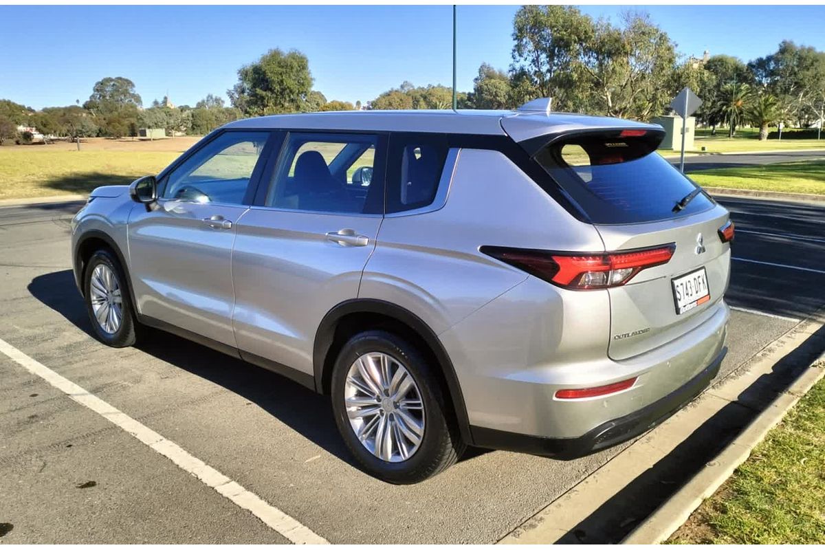 2022 Mitsubishi Outlander ES ZM