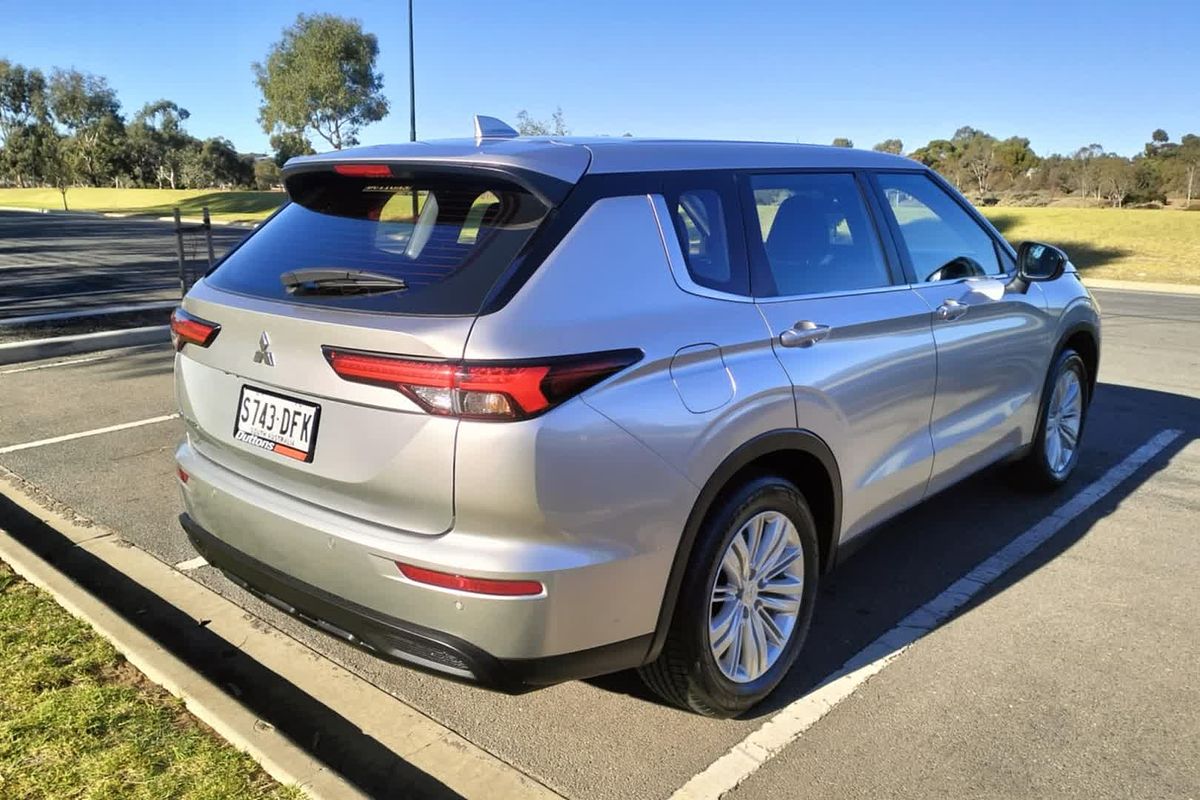 2022 Mitsubishi Outlander ES ZM