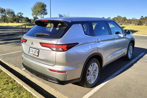 2022 Mitsubishi Outlander ES ZM