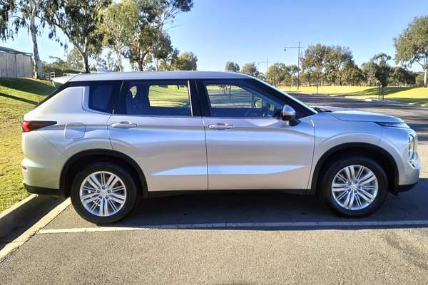 2022 Mitsubishi Outlander ES ZM