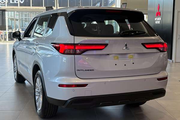 2024 Mitsubishi Outlander ES ZM