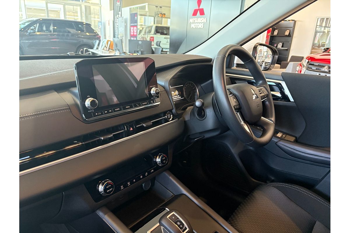 2024 Mitsubishi Outlander ES ZM