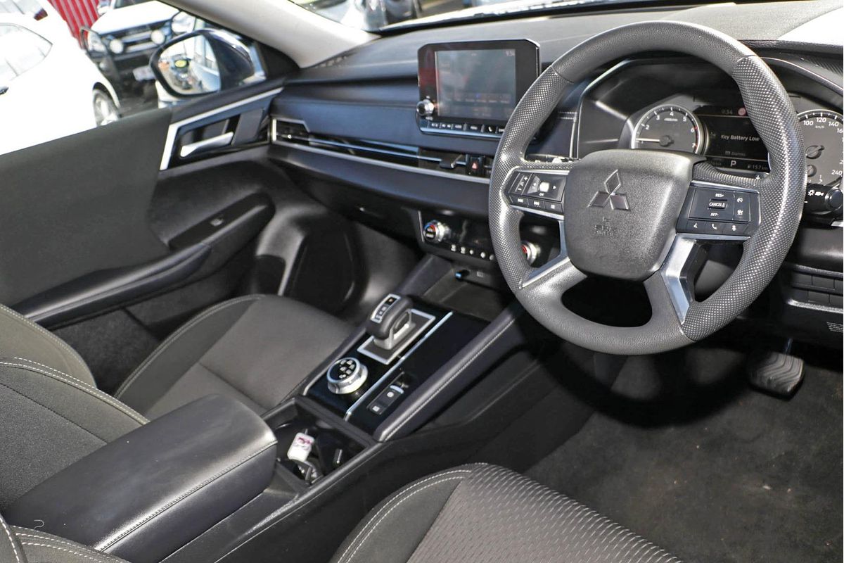 2023 Mitsubishi Outlander ES ZM