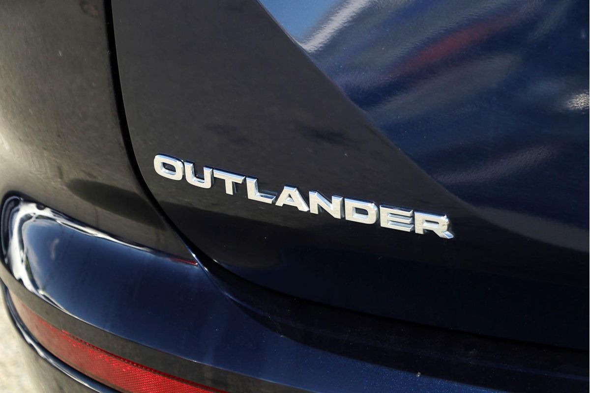 2023 Mitsubishi Outlander ES ZM