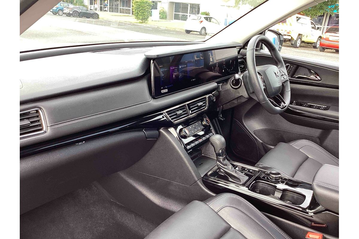 2025 Mahindra XUV700 AX7L