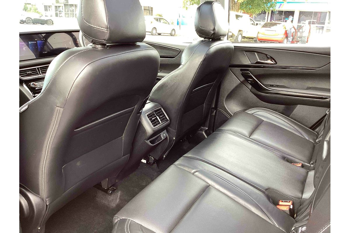 2025 Mahindra XUV700 AX7L