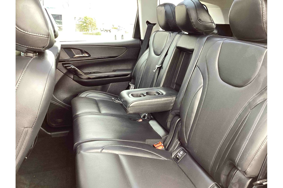 2025 Mahindra XUV700 AX7L