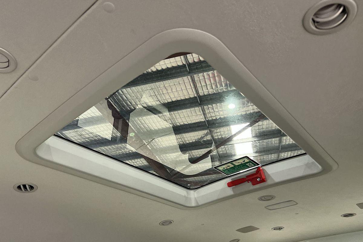 2022 Toyota Hiace Commuter GDH322R
