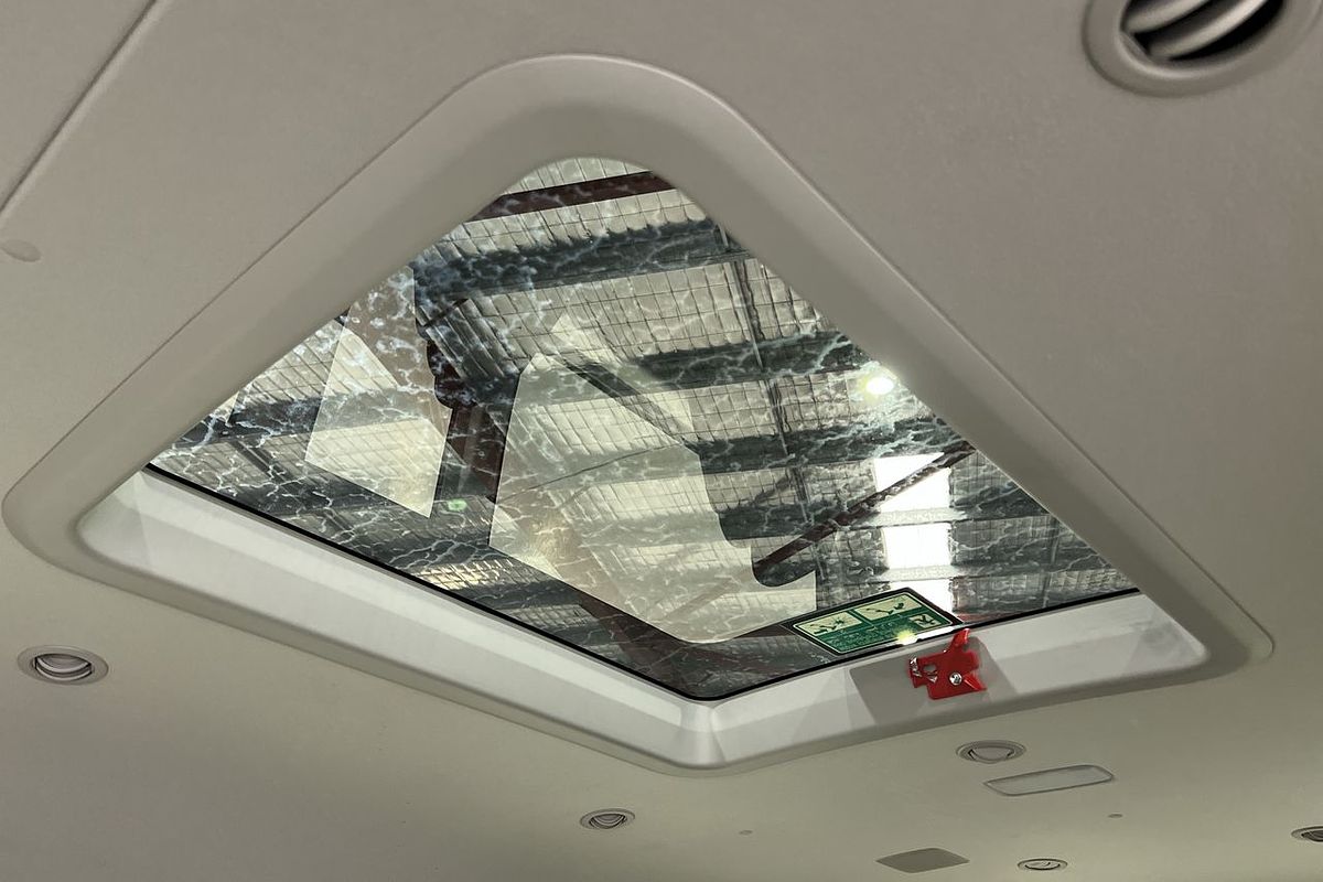 2023 Toyota Hiace Commuter GDH322R