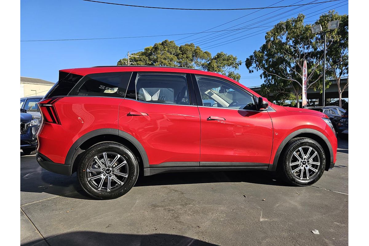 2025 Mahindra XUV700 AX7L