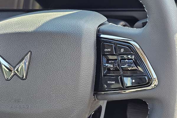 2025 Mahindra XUV700 AX7L