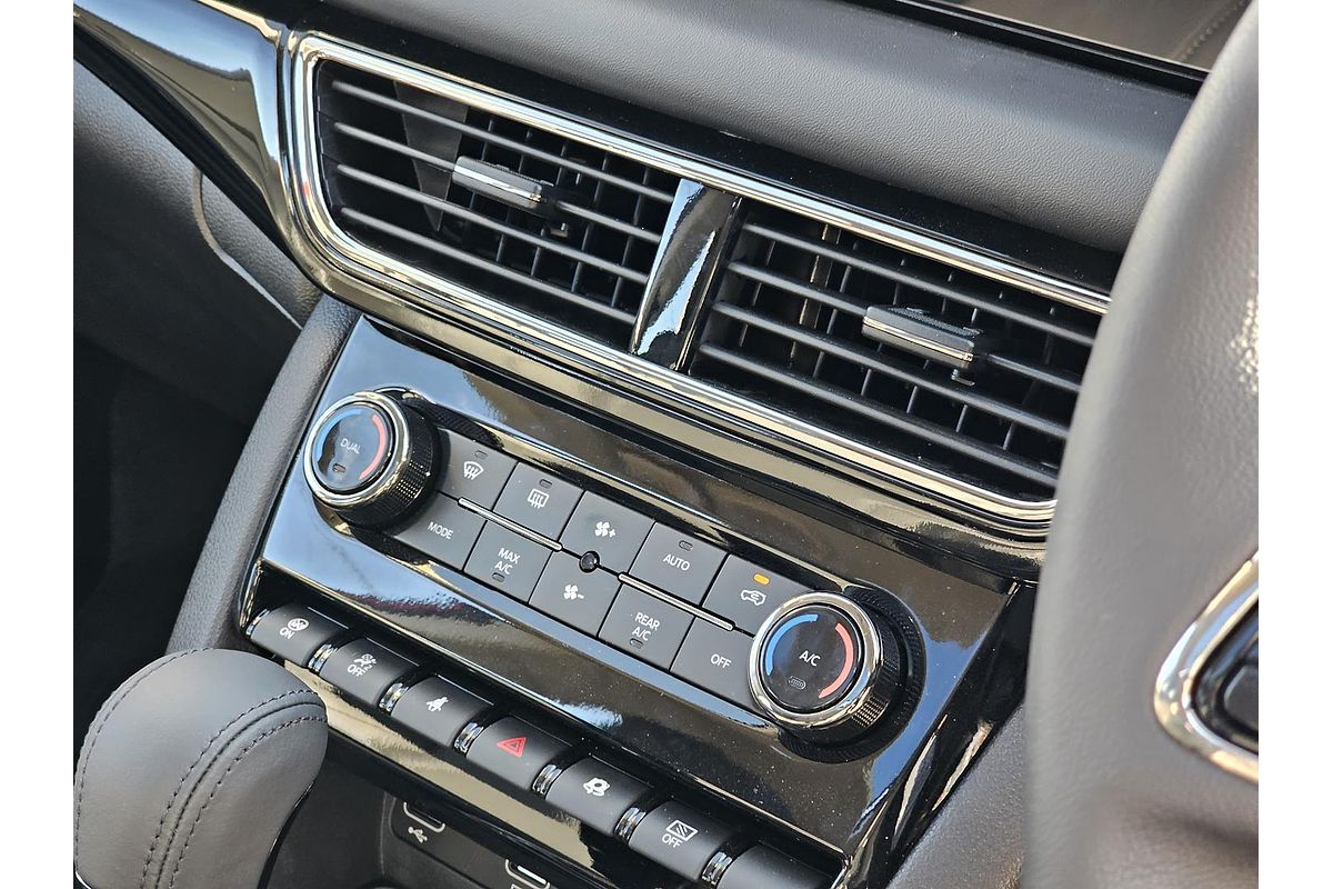 2025 Mahindra XUV700 AX7L