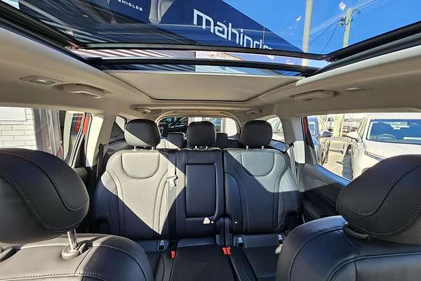 2025 Mahindra XUV700 AX7L