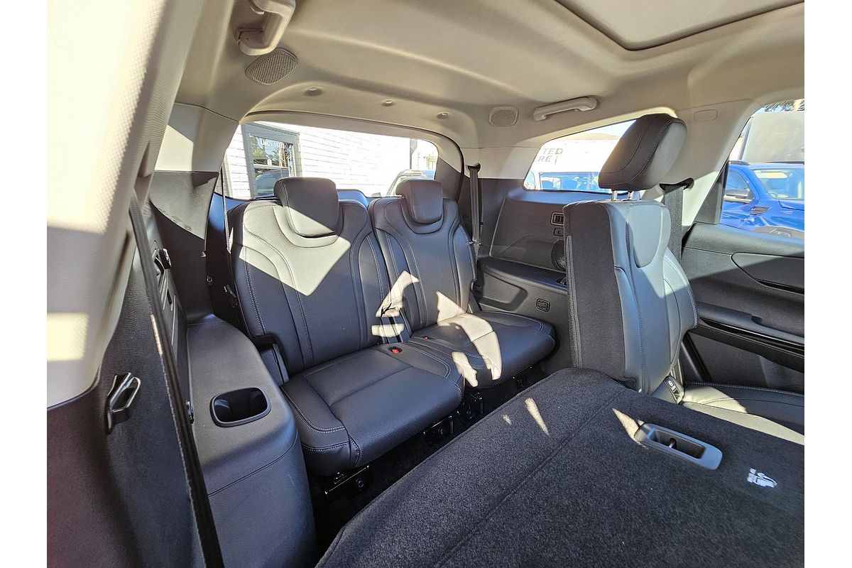 2025 Mahindra XUV700 AX7L