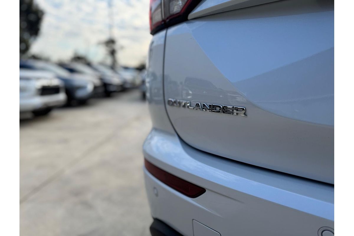 2025 Mitsubishi Outlander ES ZM