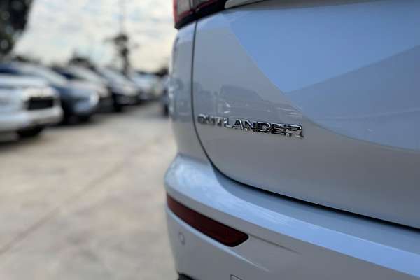 2025 Mitsubishi Outlander ES ZM